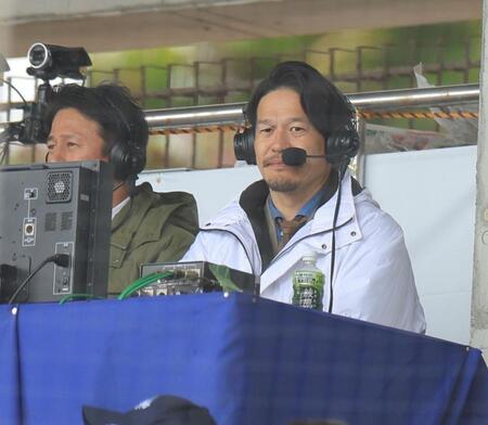 　解説席に座る坂口智隆氏（撮影・吉澤敬太）