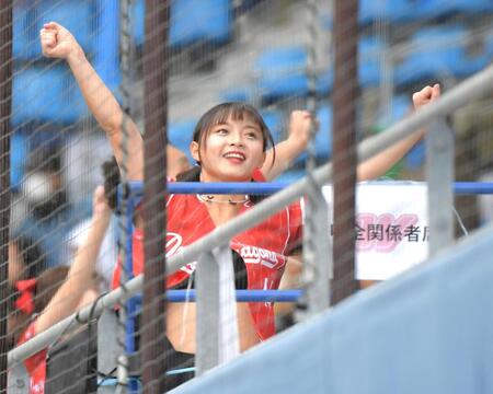 　試合を盛り上げる味全ドラゴンズのチアガール（撮影・佐藤厚）