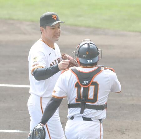 　１回を無失点に抑え、甲斐（右）とタッチを交わす田中将（撮影・西岡正）