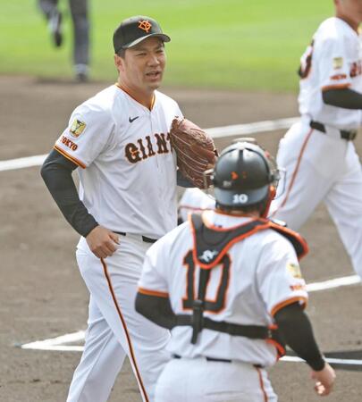 　初回の投球を終え、甲斐と話しながらベンチに戻る田中将