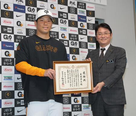 　知念覚・那覇市長（右）からふるさと納税への感謝状を受け取る大城卓（撮影・西岡正）