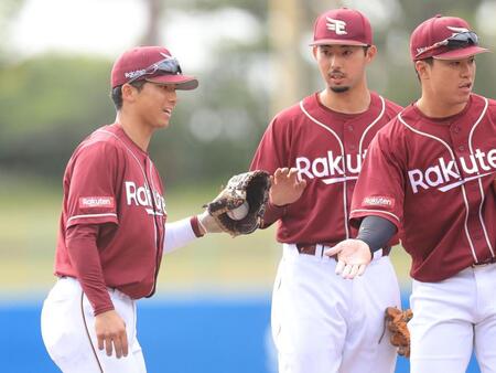 　ヤクルトに競り勝ち、ナインとタッチする宗山（左）＝撮影・吉澤敬太