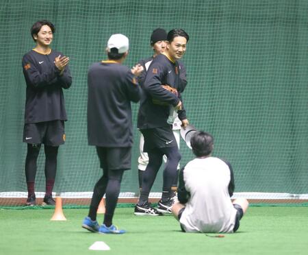 　試合前練習で先発登板を投手陣に祝福される田中将（左から３人目）＝撮影・西岡正