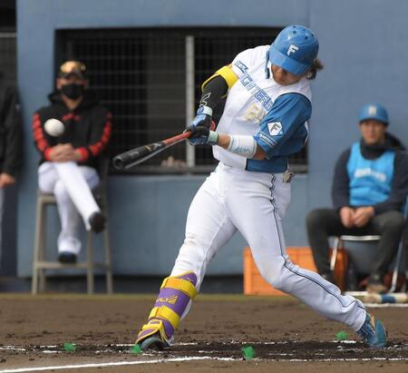 　１回、田宮は右前適時打を放つ（撮影・佐藤厚）