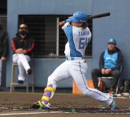 　１回、田宮は右前適時打を放つ（撮影・佐藤厚）