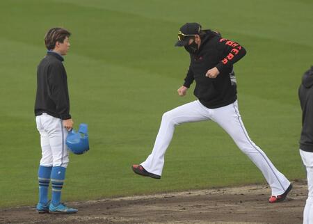 　五十幡（左）にアドバイスする新庄監督（撮影・佐藤厚）