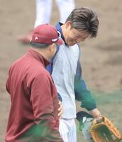 　三木監督（手前）のお腹をさわり笑う村上