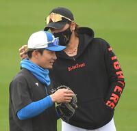 　水野（左）の後ろ髪を触る新庄監督（撮影・佐藤厚）