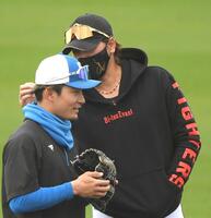 　水野（左）の後ろ髪を触る新庄監督（撮影・佐藤厚）