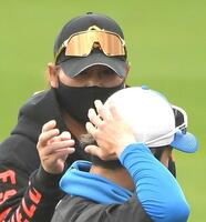 　水野（手前）の後ろ髪を触る新庄監督（撮影・佐藤厚）