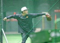 　キャッチボールで調整する田中将（撮影・西岡正）