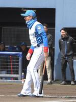 　始球式で打席に立つ新庄監督（撮影・佐藤厚）