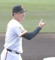 　１回、併殺を取り、ツーアウトとナインに合図する田中将（撮影・西岡正）