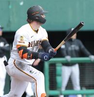 　４回、左越えに二塁打を放つキャベッジ（撮影・西岡正）