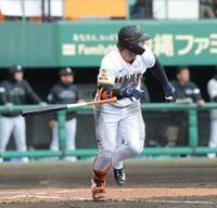 　４回、左越えに二塁打を放つキャベッジ（撮影・西岡正）