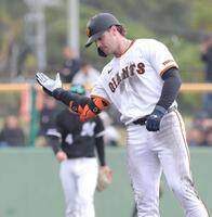 　４回、二塁打を放ち、ポーズを決めるキャベッジ（撮影・西岡正）