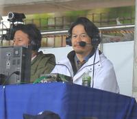 　解説席に座る坂口智隆氏（撮影・吉澤敬太）