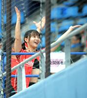　試合を盛り上げる味全ドラゴンズのチアガール（撮影・佐藤厚）