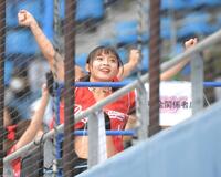 　試合を盛り上げる味全ドラゴンズのチアガール（撮影・佐藤厚）