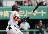 　２回、二塁打を放つキャベッジ