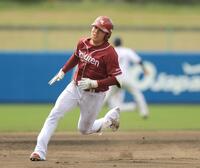 　５回、２点三塁打を放ち、浦添のダイヤモンドを駆ける小森（撮影・吉澤敬太）