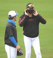 　水野（左）と話す新庄監督（撮影・佐藤厚）