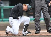 　８回、平内から死球を受けた愛斗