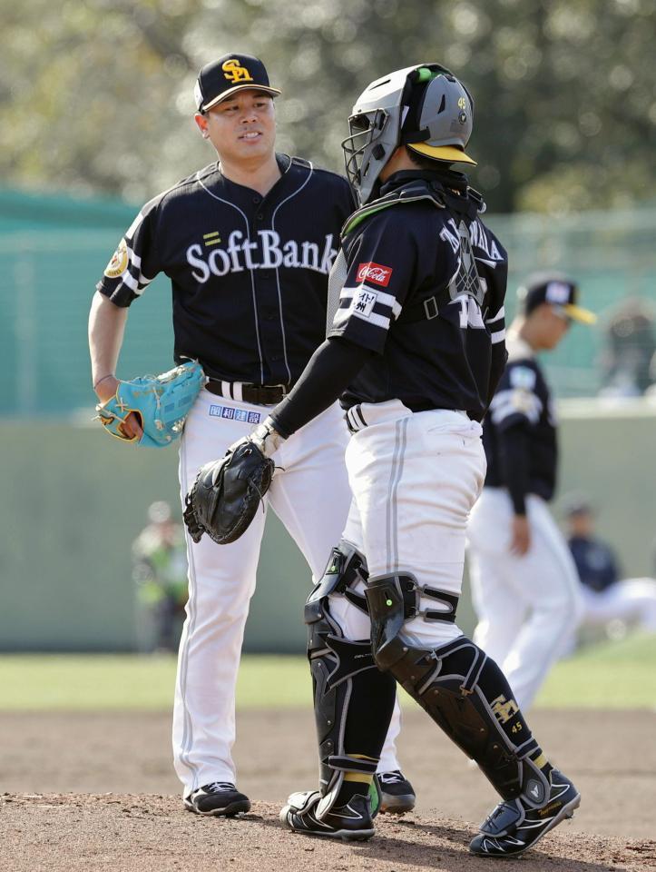 　３回、広岡に適時打を許し捕手の谷川原と話す浜口