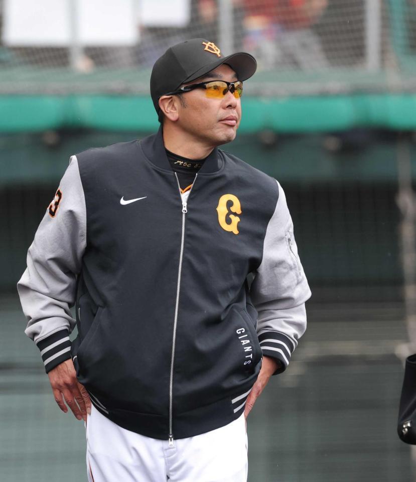 　５回、選手交代を告げる阿部監督（撮影・西岡正）