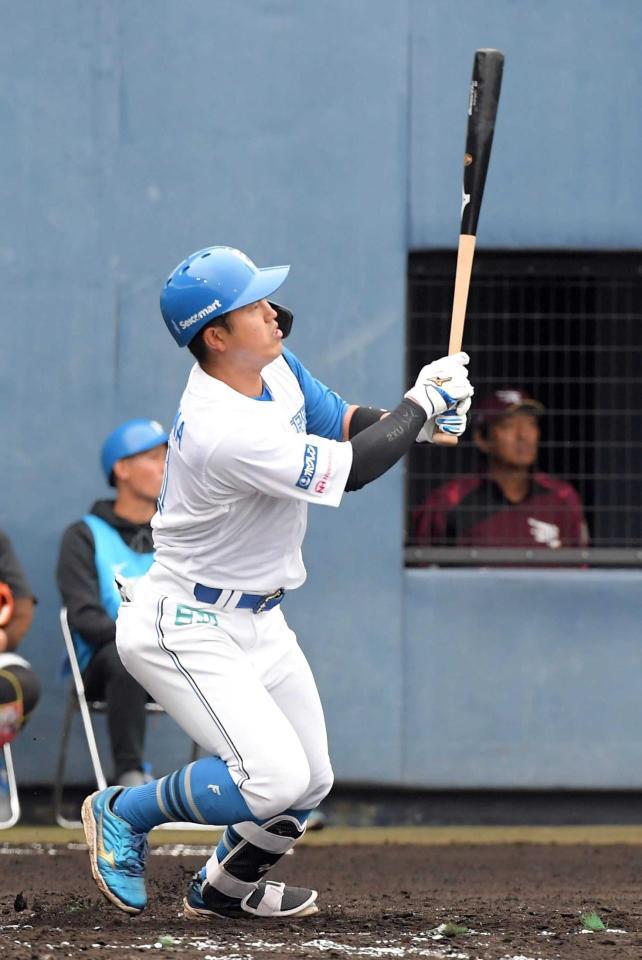 　２回、今川は先制適時二塁打を放つ（撮影・佐藤厚）