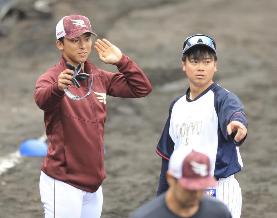 　大学の先輩の丸山和（右）にあいさつする宗山