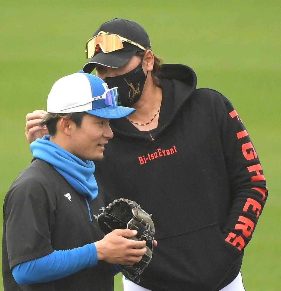 　水野（左）の後ろ髪を触る新庄監督（撮影・佐藤厚）