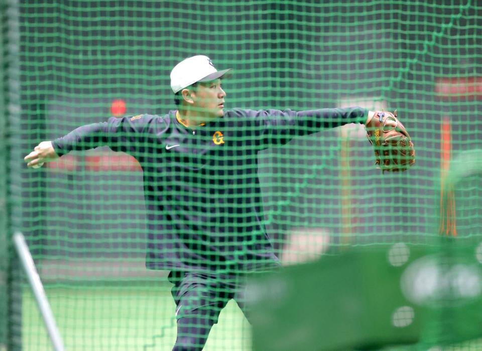 　キャッチボールで調整する田中将（撮影・西岡正）