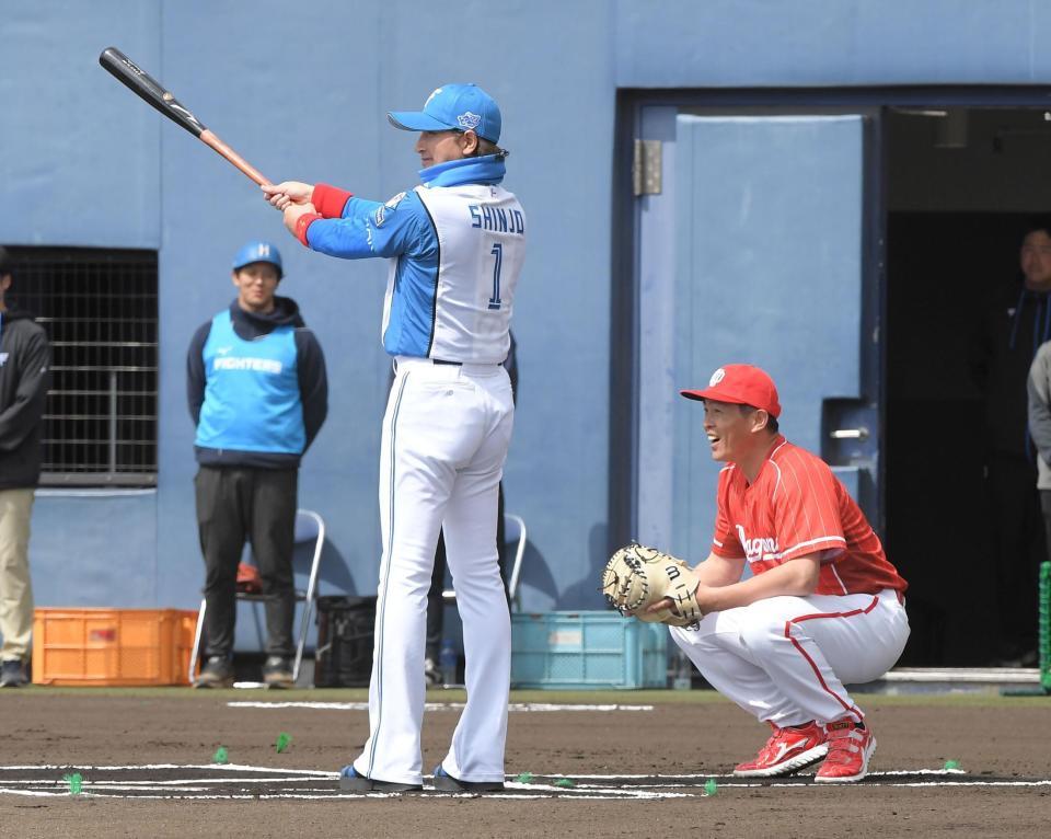 　始球式で打席に立つ新庄監督。捕手は味全・葉君璋監督（撮影・佐藤厚）