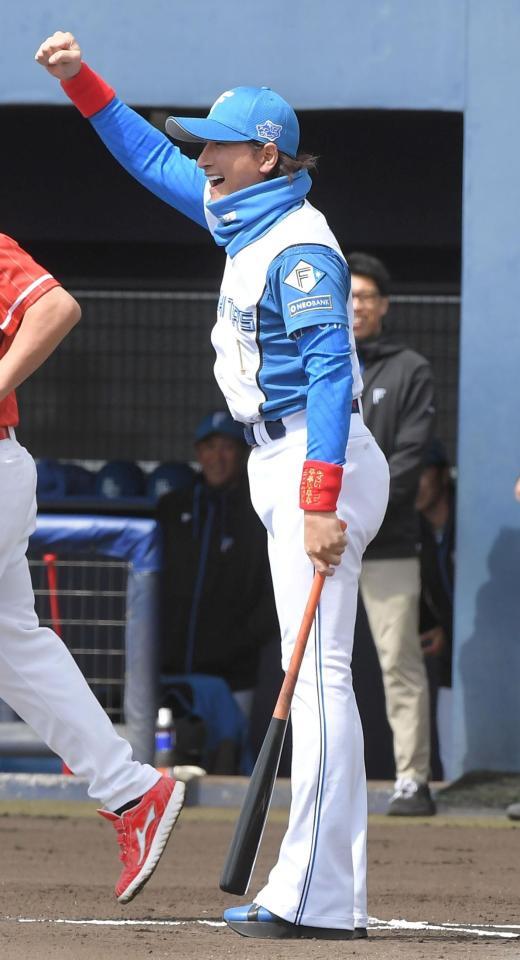 　始球式で打席に立つ新庄監督（撮影・佐藤厚）