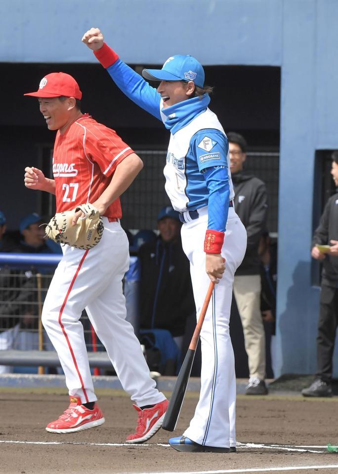 　始球式で打席に立つ新庄監督。左は味全・葉君璋監督（撮影・佐藤厚）