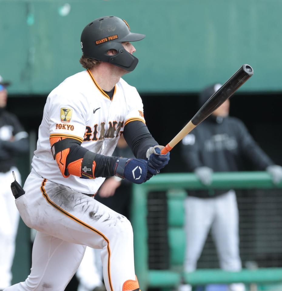 　４回、左越えに二塁打を放つキャベッジ（撮影・西岡正）