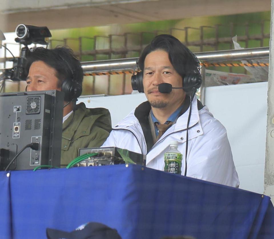 　解説席に座る坂口智隆氏（撮影・吉澤敬太）