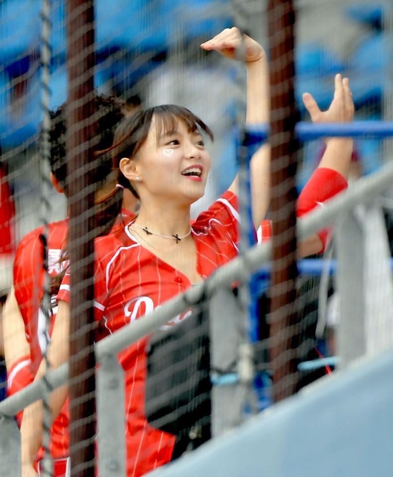 　試合を盛り上げる味全ドラゴンズのチアガール（撮影・佐藤厚）