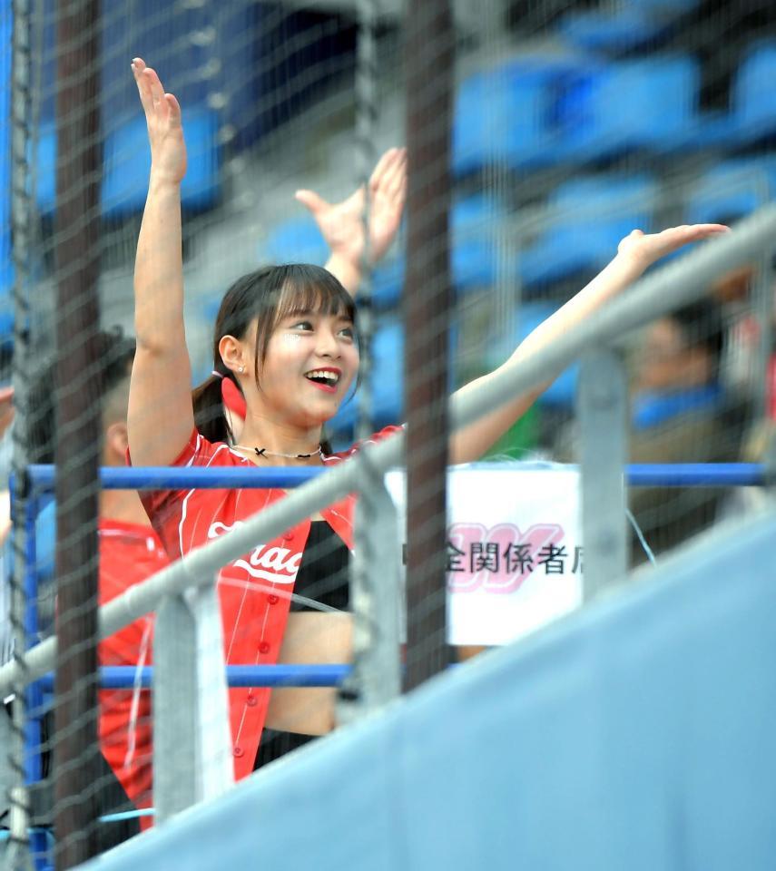 　試合を盛り上げる味全ドラゴンズのチアガール（撮影・佐藤厚）