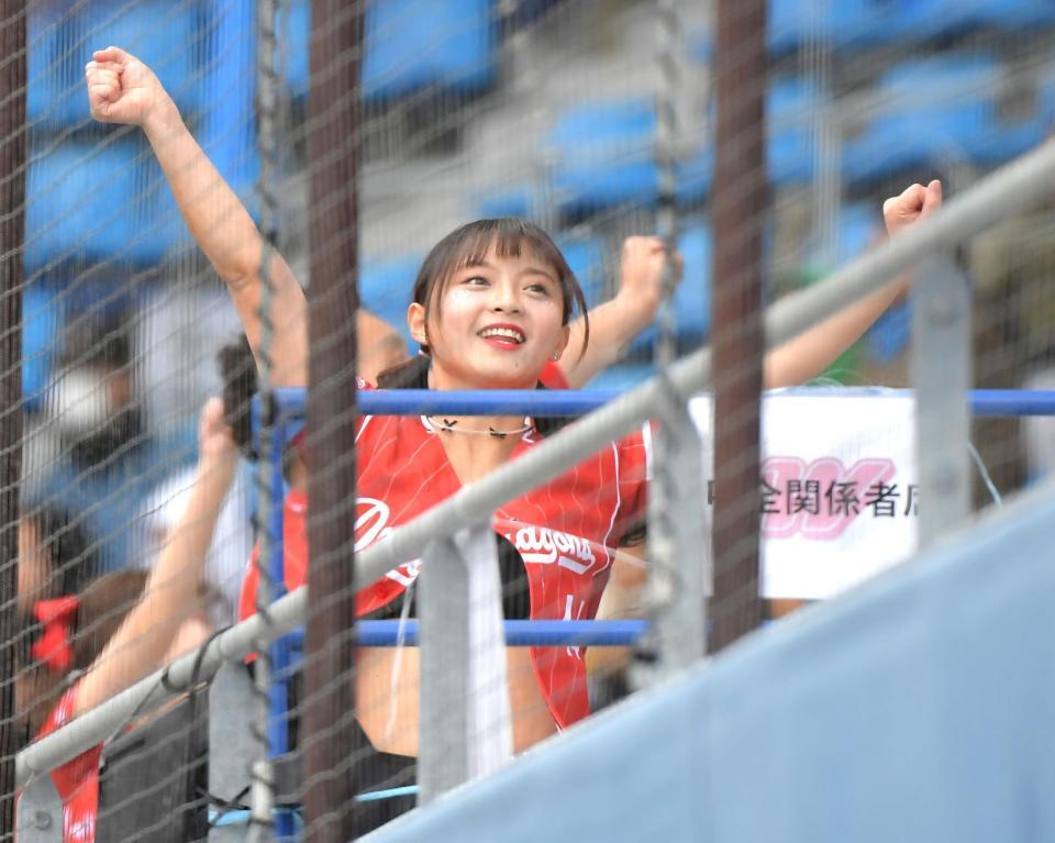 　試合を盛り上げる味全ドラゴンズのチアガール（撮影・佐藤厚）