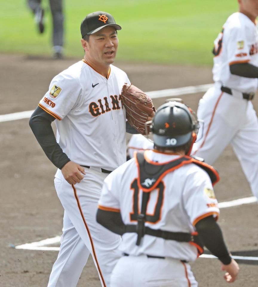 　初回の投球を終え、甲斐と話しながらベンチに戻る田中将