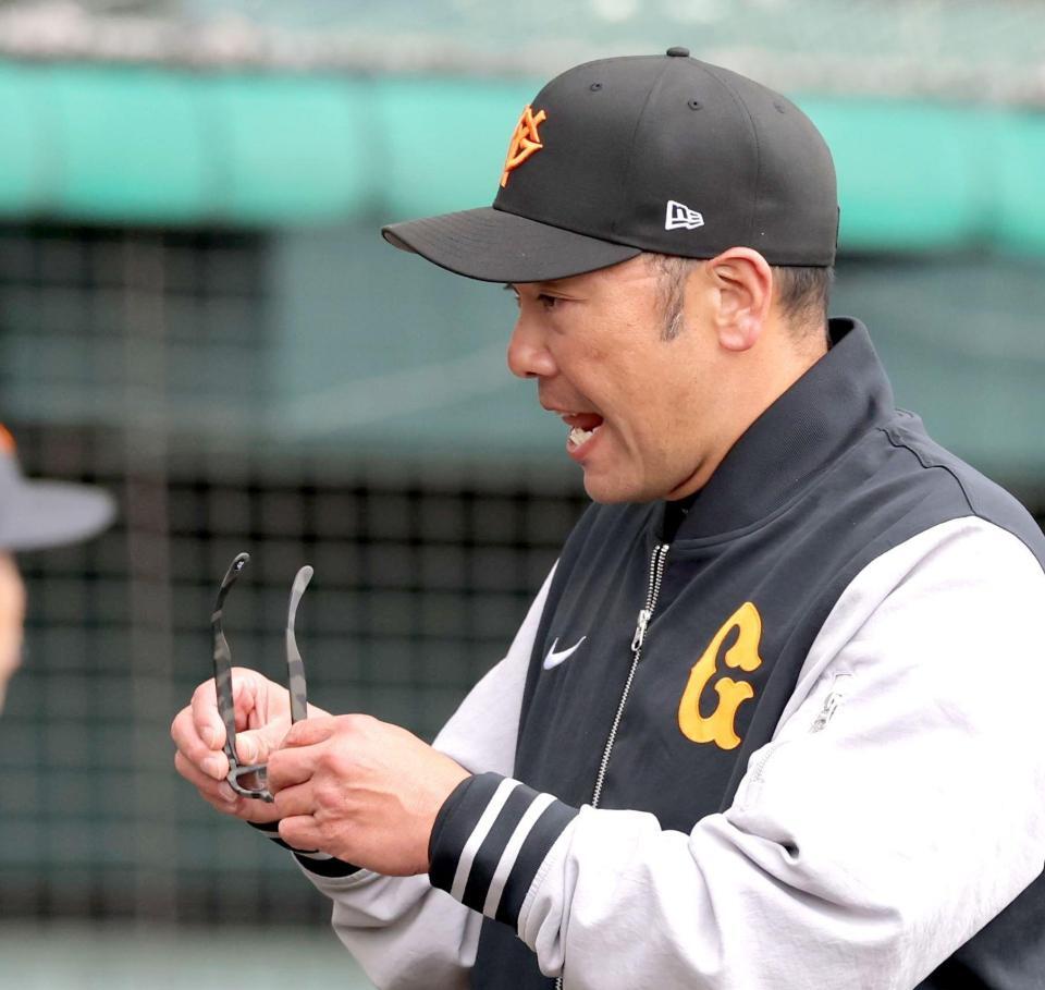 　６回、選手交代を告げ、ベンチへ戻る阿部監督（撮影・西岡正）