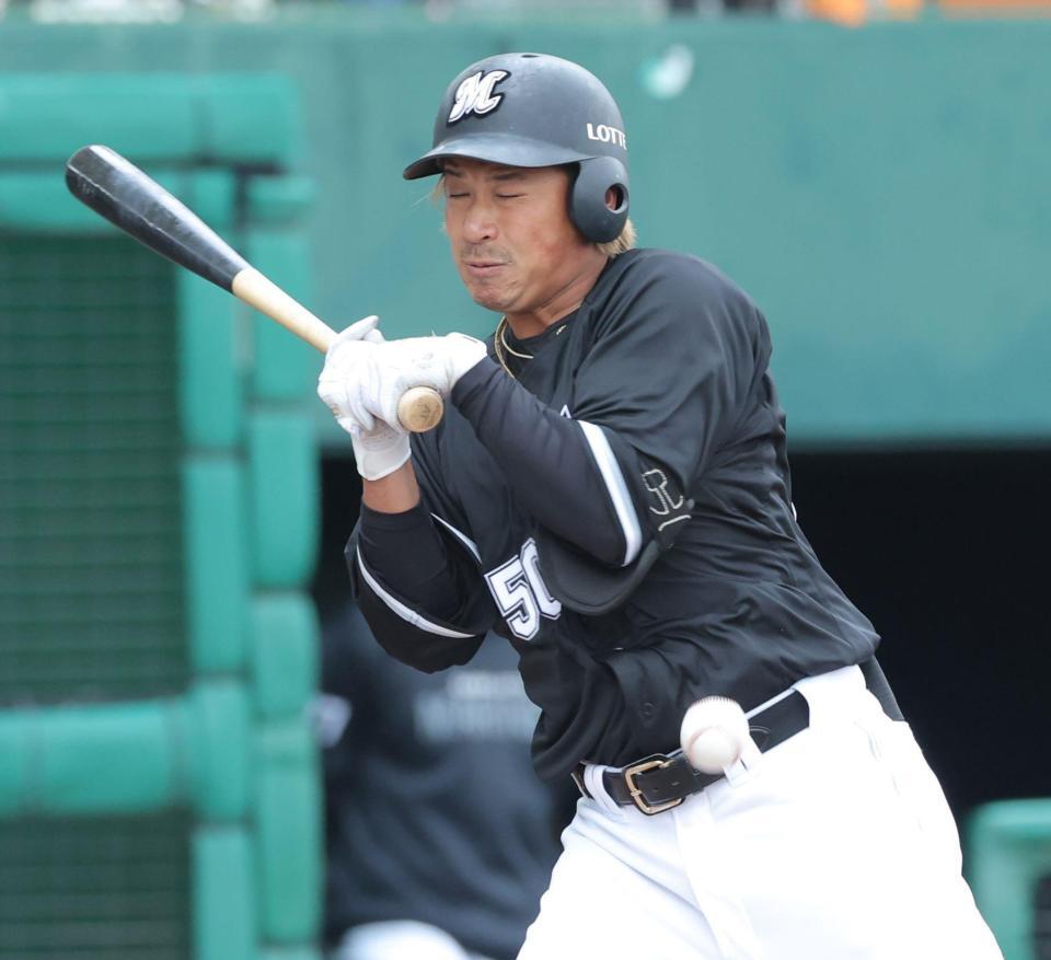 　８回、死球を受ける愛斗（撮影・西岡正）