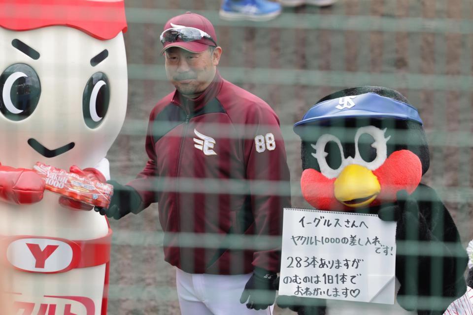 　つばみ（右）からヤクルト１０００を差し入れされる三木監督