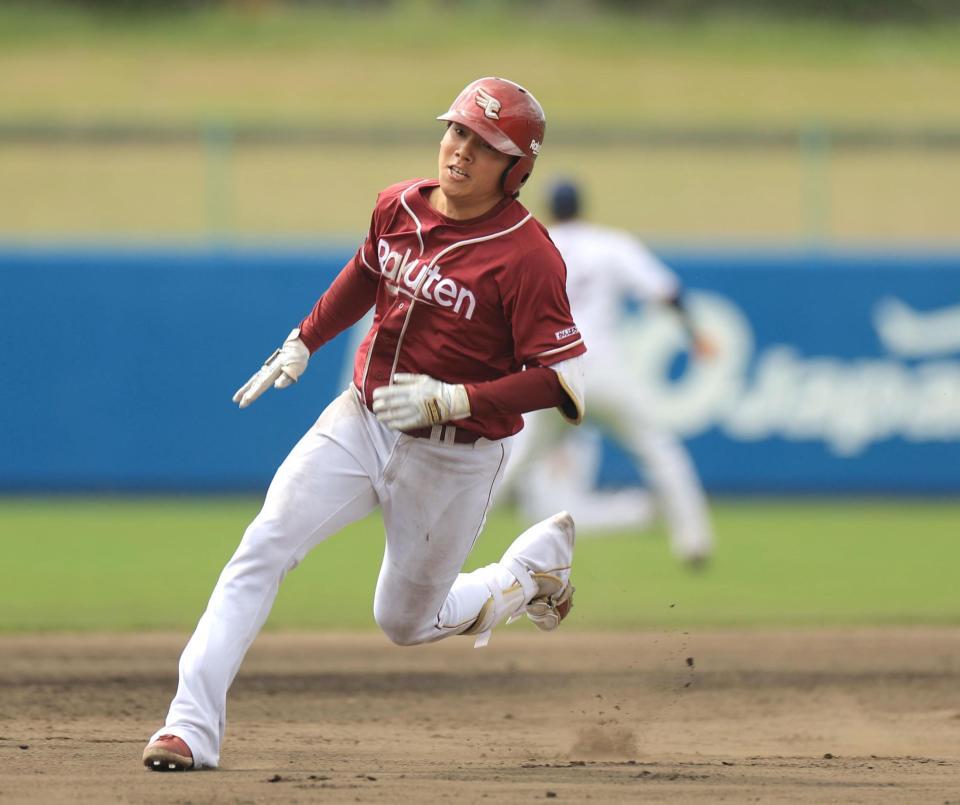 　５回、２点三塁打を放ち、浦添のダイヤモンドを駆ける小森（撮影・吉澤敬太）