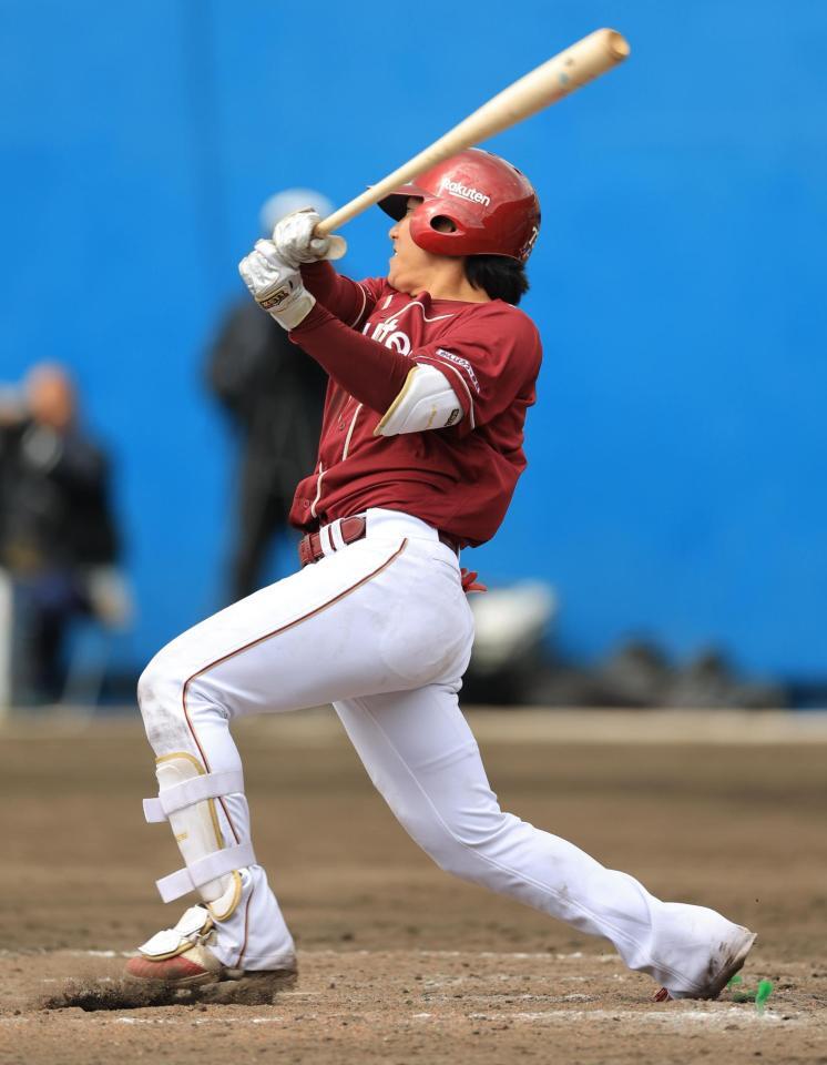 　５回、２点三塁打を放つ小森（撮影・吉澤敬太）