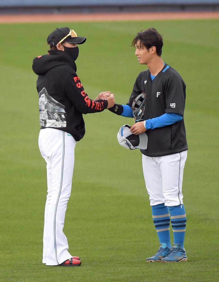 　若林（右）と握手する新庄監督（撮影・佐藤厚）