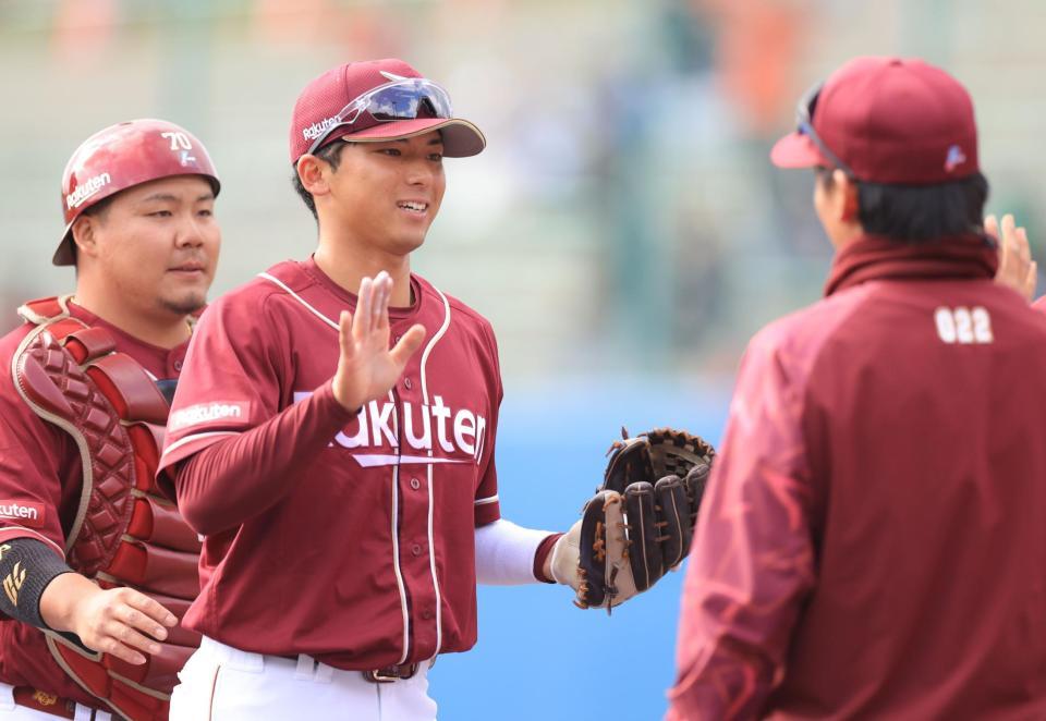 　ヤクルトに競り勝ち、ナインとタッチする宗山（撮影・吉澤敬太）
