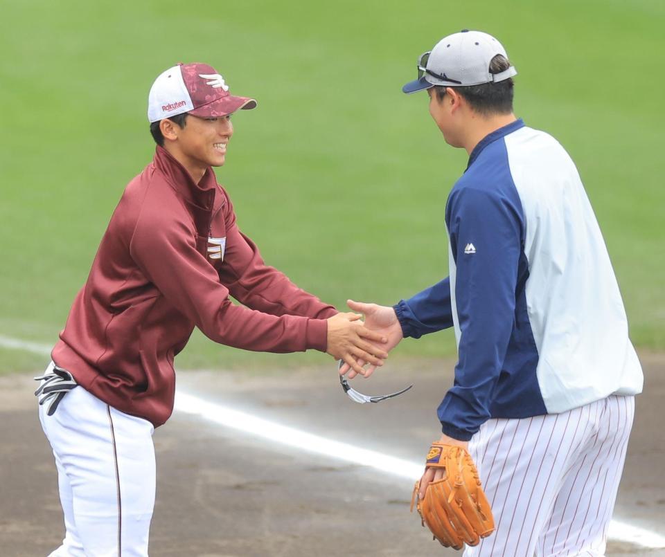 　村上（右）と笑顔で握手する宗山（撮影・吉澤敬太）